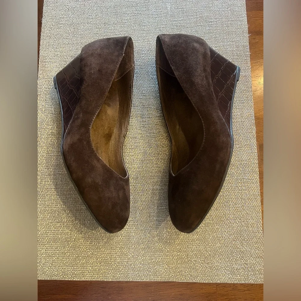 Vionic‎ suede wedge shoes